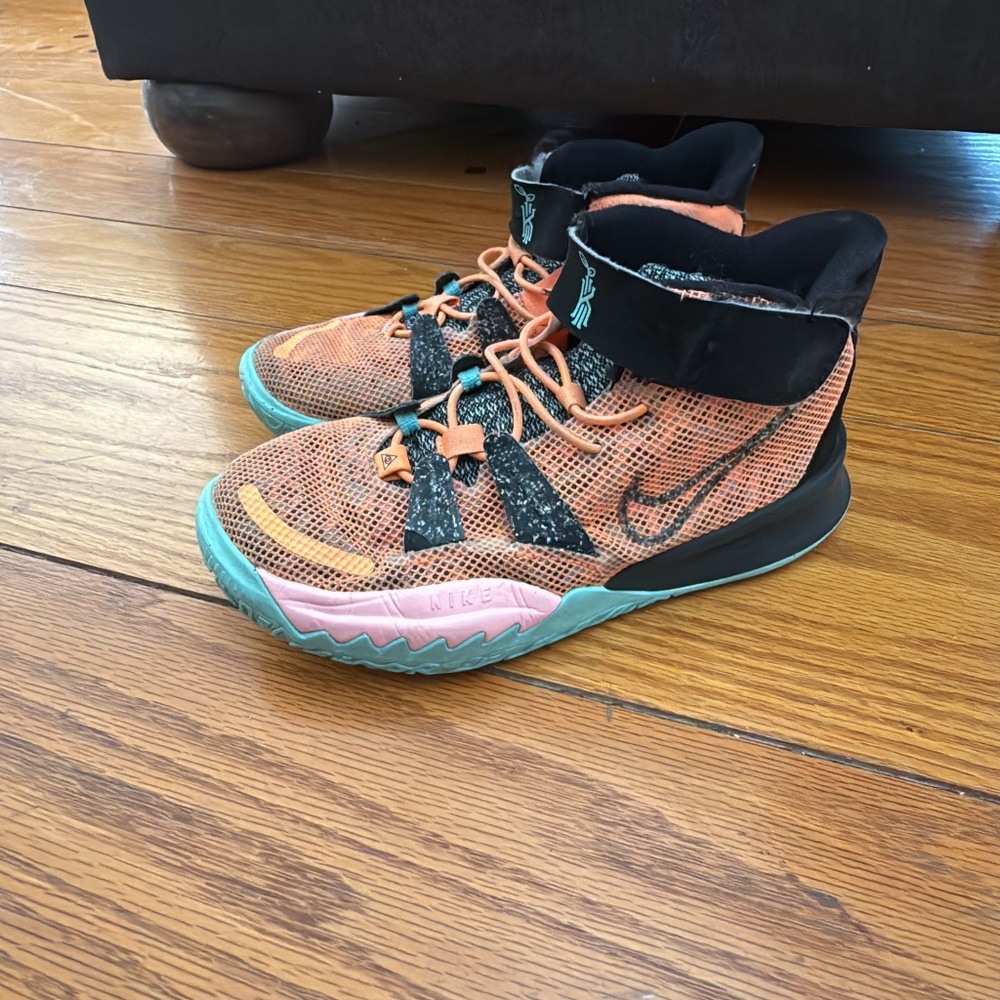 Nike Kyrie “Play for the Future” size 3